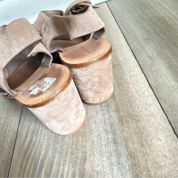 Via Spiga Women's Suede Block Heel Ankle Strap Sandals beige size 8.5 - Picture 5 of 5